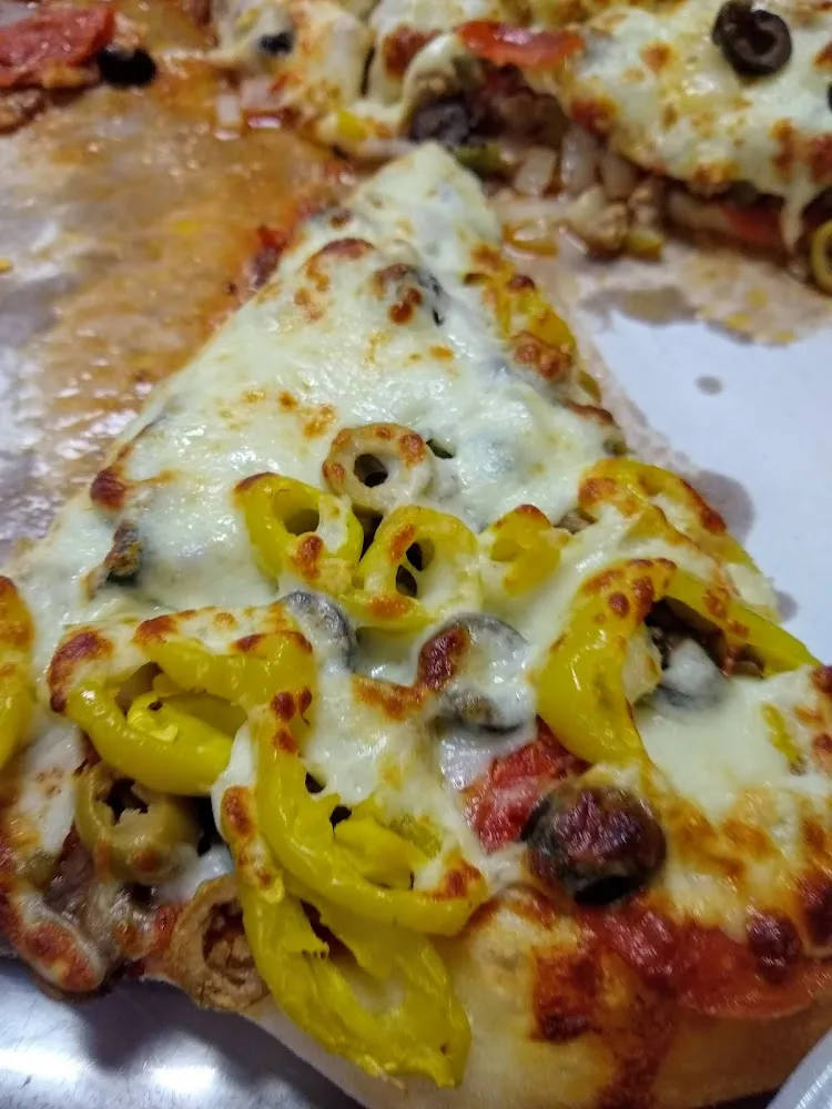 Pizza Deluxe w Yellow Peppers